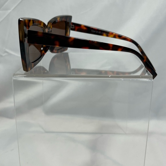 NWOT Retro Cats Eye Sunglasses - Picture 3 of 4